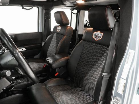 Used 2012 Jeep Wrangler Unlimited Sahara image 10