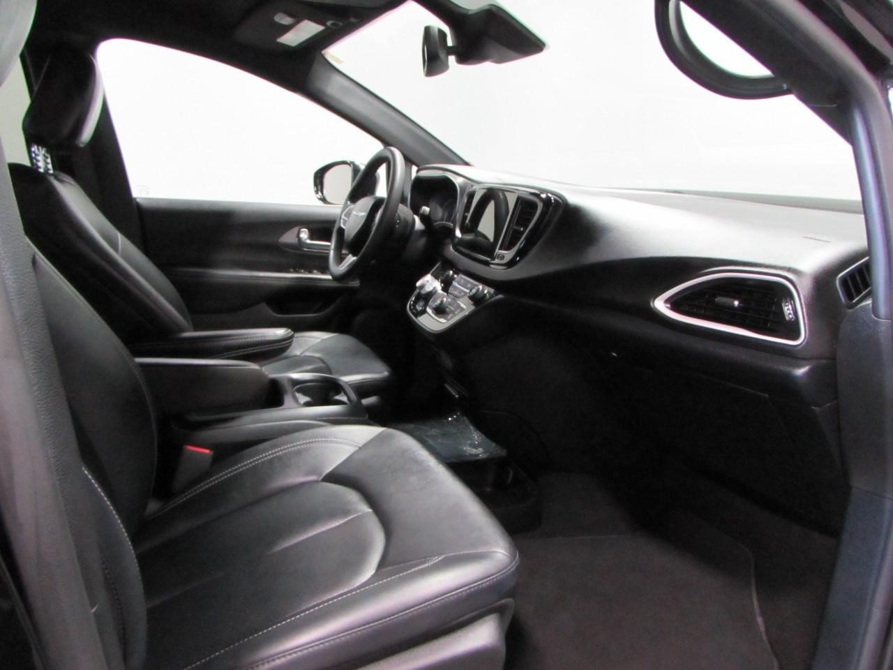 Used 2025 Chrysler Pacifica Select FWD image 17
