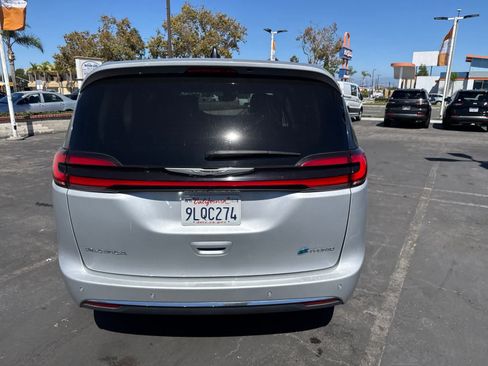 Used 2024 Chrysler Pacifica Limited FWD image 17