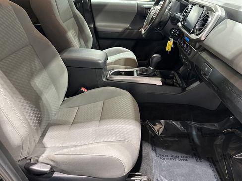 Certified 2022 Toyota Tacoma SR5 AWD/4WD image 17