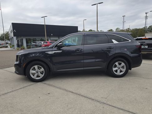 Certified 2025 Kia Sorento LX image 5
