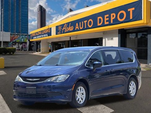 Used 2020 Chrysler Voyager LX FWD image 1