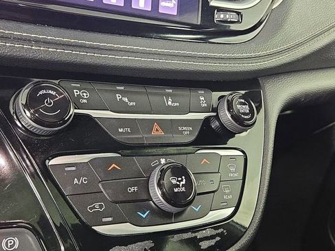 Used 2022 Chrysler Pacifica Limited w/ Uconnect Theater Family Group image 20