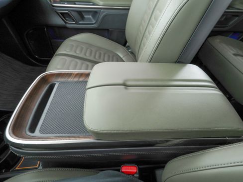 Used 2023 Rivian R1S Adventure image 30