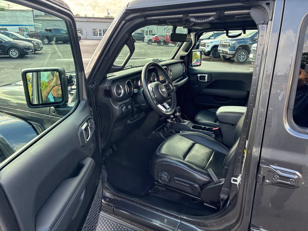 Used 2023 Jeep Gladiator Overland w/ Cold Weather Group AWD/4WD image 10