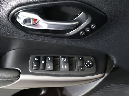 Used 2022 Jeep Cherokee Limited image 31