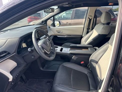 Used 2025 Toyota Sienna Platinum AWD/4WD image 2