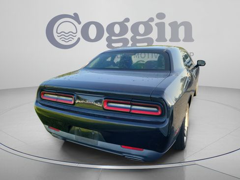 Used 2016 Dodge Challenger SXT RWD image 6