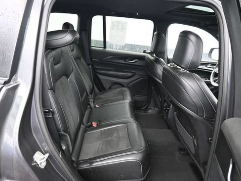 Used 2023 Jeep Grand Cherokee Altitude AWD/4WD image 8
