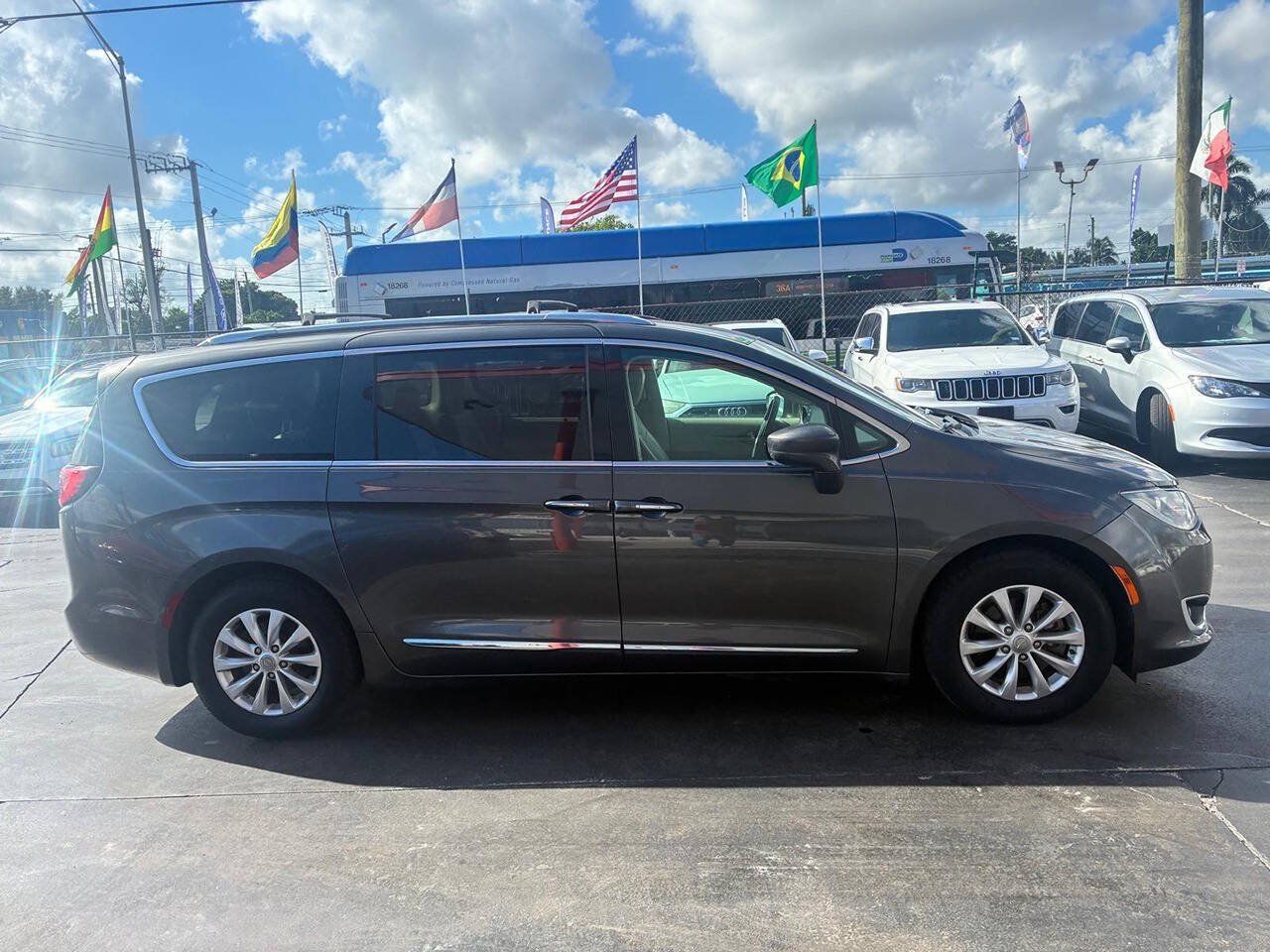 Used 2018 Chrysler Pacifica Touring-L FWD image 7