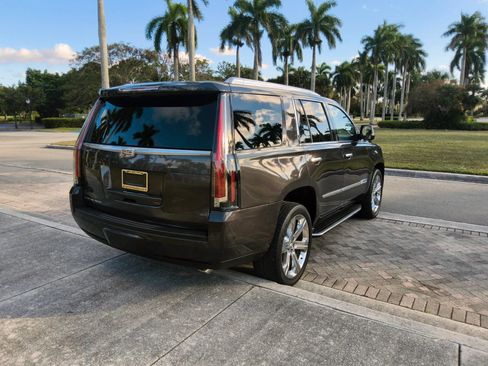 Used 2016 Cadillac Escalade Luxury AWD/4WD image 18