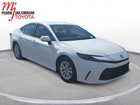 Used 2026 Toyota Camry LE w/ Convenience Package FWD image 3