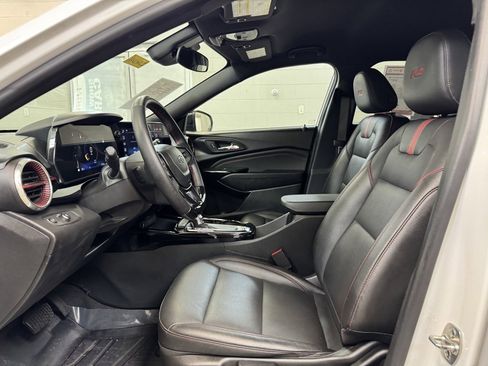 Used 2025 Chevrolet Trax RS image 12