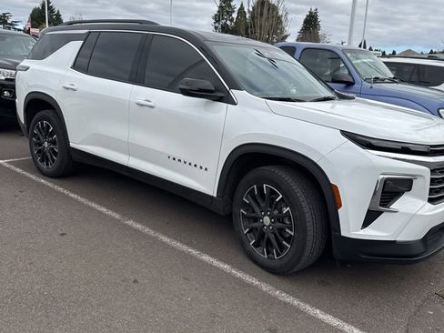 Used 2025 Chevrolet Traverse LT w/ Sun and Wheel Package image 2