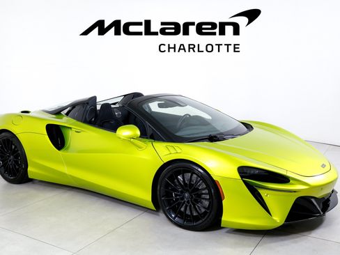 Used 2025 McLaren Artura Spider RWD image 2