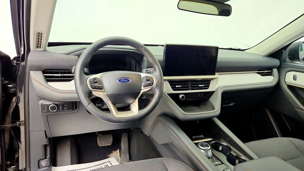Used 2025 Ford Explorer Active AWD/4WD image 12