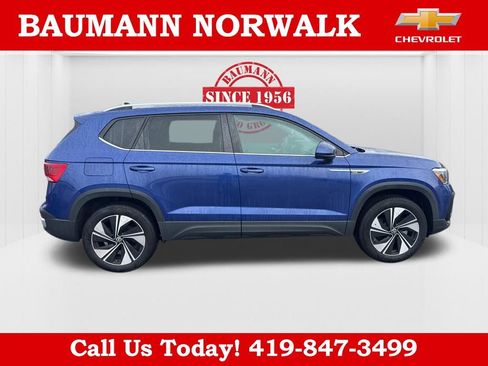 Used 2024 Volkswagen Taos SE w/ Panoramic Sunroof Package AWD/4WD image 3