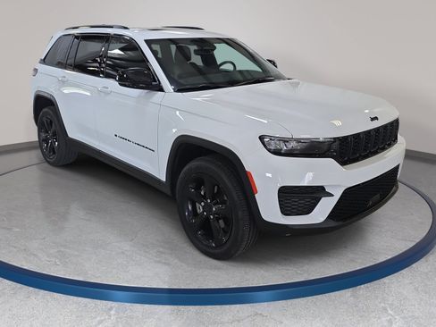 Used 2023 Jeep Grand Cherokee Altitude AWD/4WD image 4