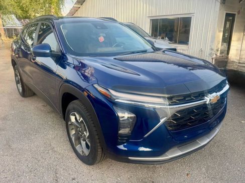 Used 2024 Chevrolet Trax LT w/ Driver Confidence Package FWD image 11