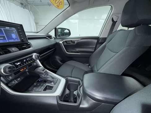 Used 2019 Toyota RAV4 LE w/ Carpet Mat Package AWD/4WD image 6
