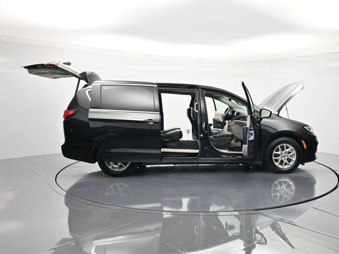 Used 2023 Chrysler Pacifica Touring-L FWD image 47