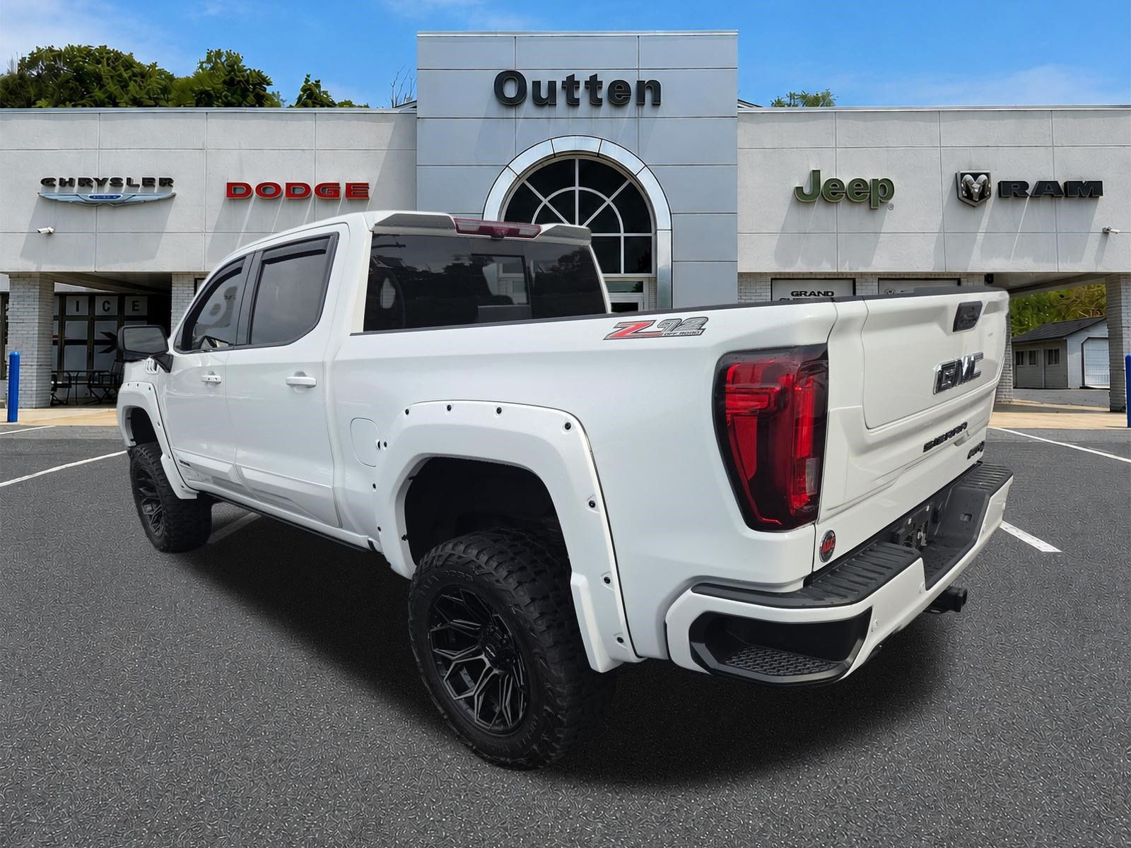 Used 2023 GMC Sierra 1500 AT4 w/ AT4 Premium Package AWD/4WD image 6