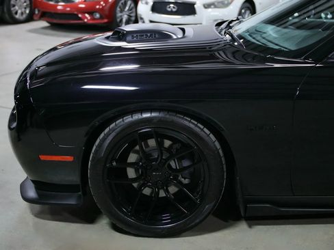 Used 2016 Dodge Challenger R/T image 25