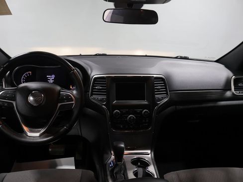 Used 2019 Jeep Grand Cherokee Laredo AWD/4WD image 17