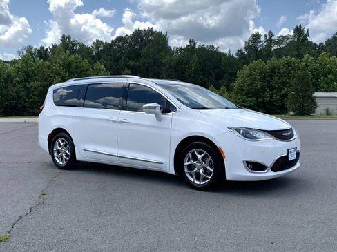 Used 2017 Chrysler Pacifica Limited w/ Advanced Safetytec Group FWD image 1