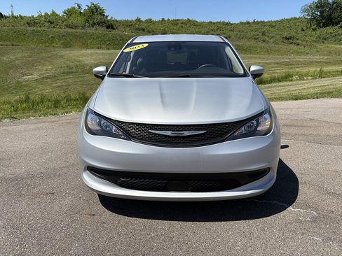 Used 2023 Chrysler Voyager LX FWD image 8