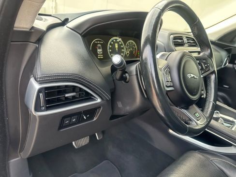 Used 2017 Jaguar F-PACE R-Sport image 37