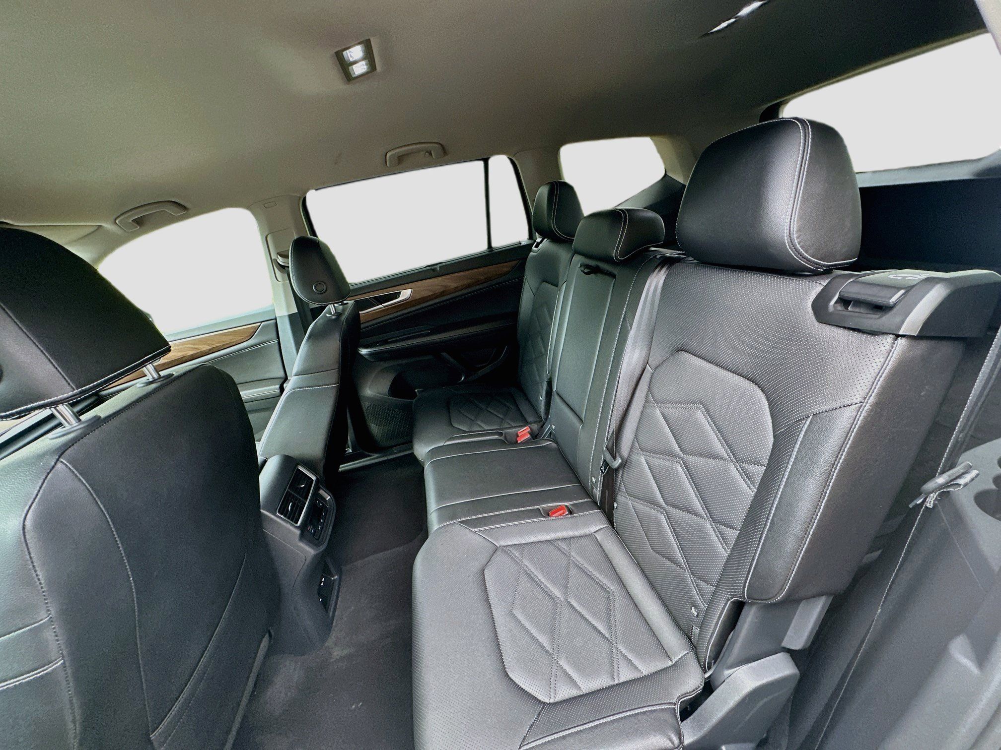 Used 2025 Volkswagen Atlas SE AWD/4WD image 25