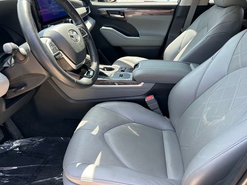 Used 2023 Toyota Highlander Platinum FWD image 11
