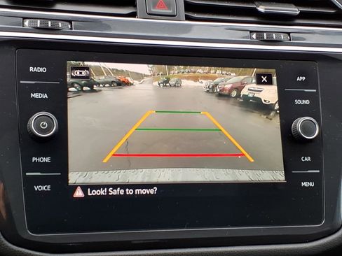 Used 2021 Volkswagen Tiguan SE w/ Panoramic Sunroof Package image 17