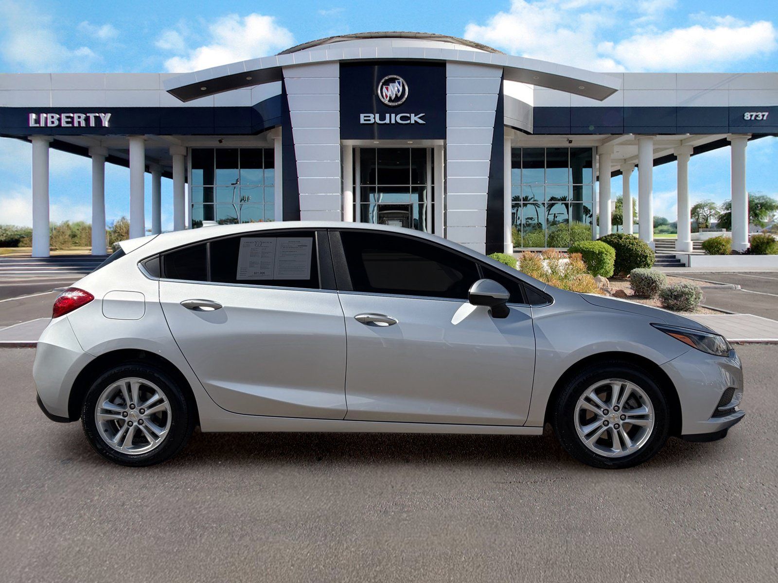 Used 2018 Chevrolet Cruze LT w/ Sun And Sound Package FWD image 3
