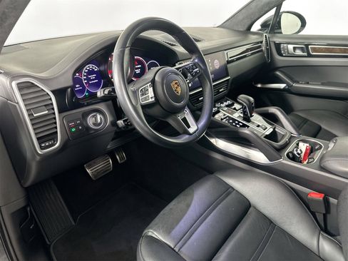 Certified 2022 Porsche Cayenne Turbo image 4