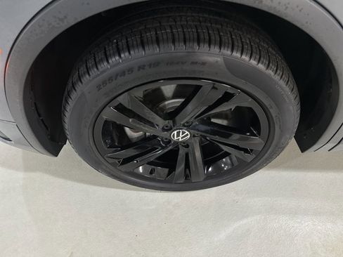 Used 2023 Volkswagen Tiguan SE R-Line image 12