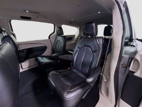 Used 2024 Chrysler Pacifica Touring-L FWD image 24