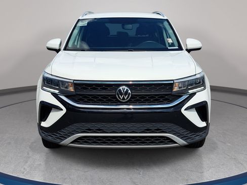 Used 2022 Volkswagen Taos SE FWD image 2