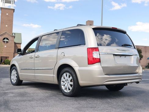 Used 2014 Chrysler Town & Country Touring FWD image 3
