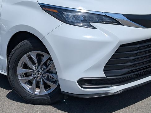 Used 2025 Toyota Sienna LE FWD image 11