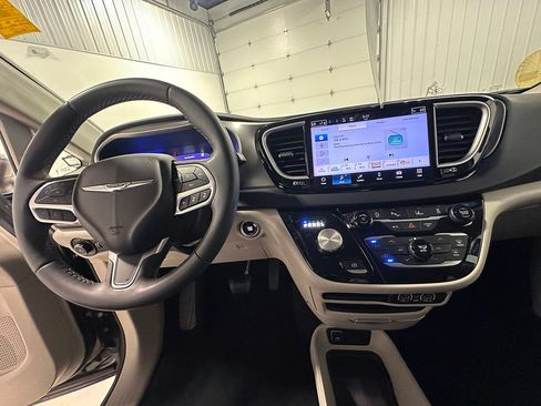 Used 2023 Chrysler Pacifica Touring-L FWD image 40
