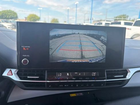 Used 2025 Toyota Sienna XLE FWD image 36