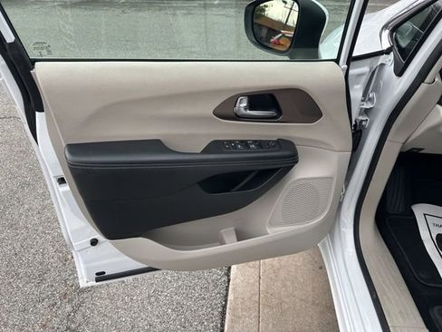 Used 2023 Chrysler Voyager LX FWD image 25