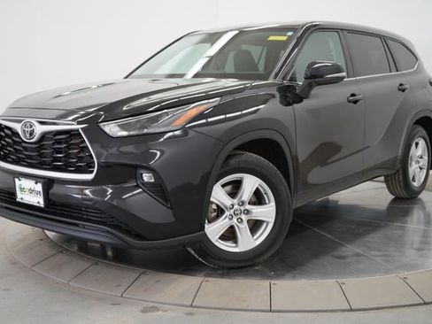 Used 2024 Toyota Highlander LE AWD/4WD image 1
