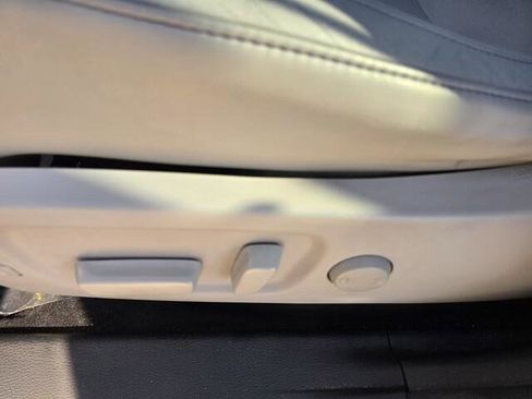 Used 2014 Toyota Highlander XLE image 16