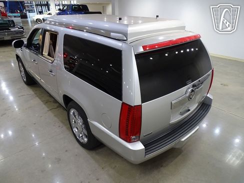 Used 2011 Cadillac Escalade ESV Premium image 9
