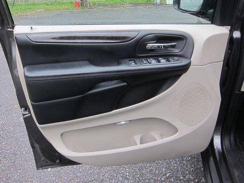 Used 2019 Dodge Grand Caravan SE FWD image 6