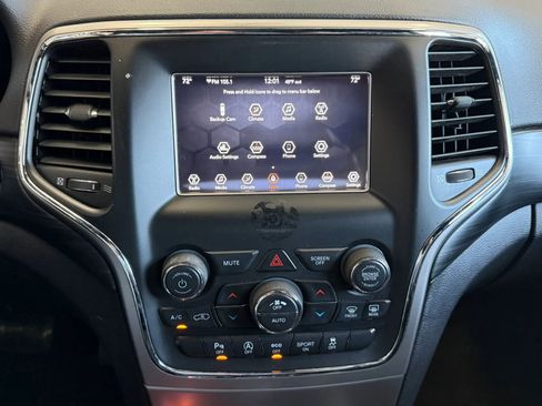 Used 2019 Jeep Grand Cherokee Laredo image 14