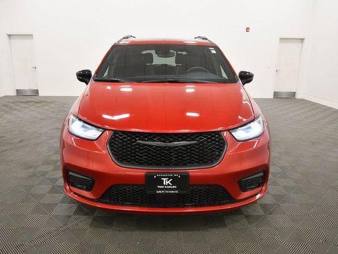 Used 2025 Chrysler Pacifica Limited image 11